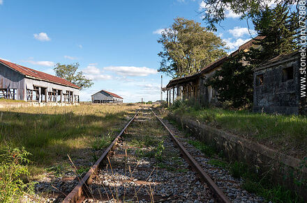 Antigua estación de trenes Bañado de Oro. Andén de la estación - Departamento de Treinta y Tres - URUGUAY. Foto No. 77888