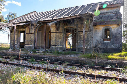 Antigua estación de trenes Bañado de Oro. Andén de la estación - Departamento de Treinta y Tres - URUGUAY. Foto No. 77903
