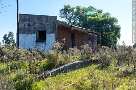 Restos de la antigua estación de trenes del Km. 162 a Rocha - Departamento de Maldonado - URUGUAY. Foto No. 78010