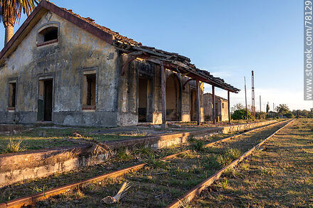 Antigua estación de ferrocarril de Plácido Rosas, Paso del Dragón. Andén de la estación - Departamento de Cerro Largo - URUGUAY. Foto No. 78129