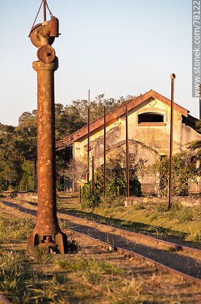 Antigua estación de ferrocarril de Plácido Rosas. Surtidor de agua a metros de la estación - Departamento de Cerro Largo - URUGUAY. Foto No. 78122