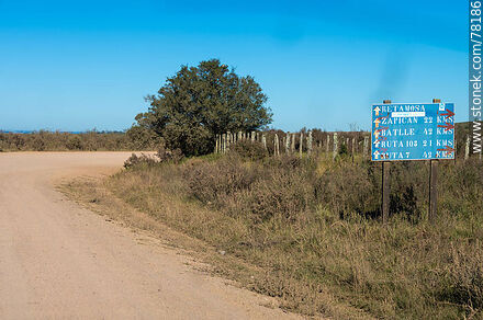 Cartel de distancias en ruta 14/19 - Departamento de Lavalleja - URUGUAY. Foto No. 78186