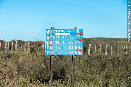 Distance sign on route 14/19 - Lavalleja - URUGUAY. Photo #78185
