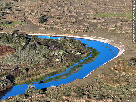 Vista aérea de un tramo del arroyo San Miguel - Departamento de Rocha - URUGUAY. Foto No. 78407