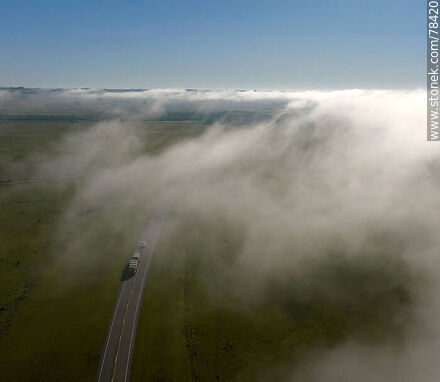 Vista aérea de la bruma matinal sobre ruta 8. Entre la tierra y el cielo. En medio, las nubes - Departamento de Treinta y Tres - URUGUAY. Foto No. 78420