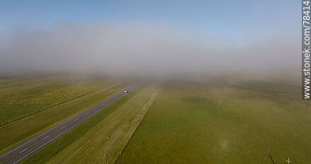 Vista aérea de la bruma matinal sobre ruta 8 - Departamento de Treinta y Tres - URUGUAY. Foto No. 78414