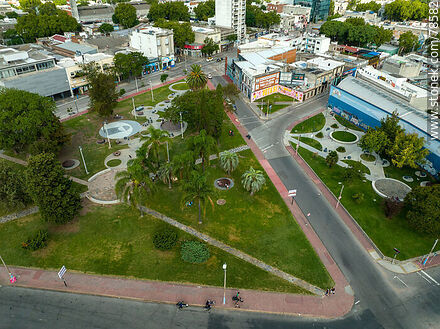 Vista aérea de la plaza Francisco Araúcho y la plazoleta Zelmar Michelini y Héctor Gutiérrez Ruiz - Departamento de Montevideo - URUGUAY. Foto No. 78582