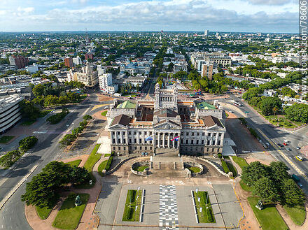 Vista aérea del frente del palacio frente a la Avenida de las Leyes - Departamento de Montevideo - URUGUAY. Foto No. 78606