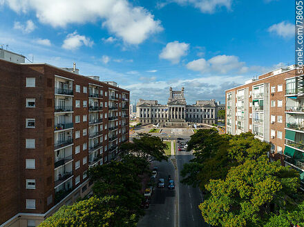 Vista aérea del palacio desde la Av. del Libertador - Departamento de Montevideo - URUGUAY. Foto No. 78605