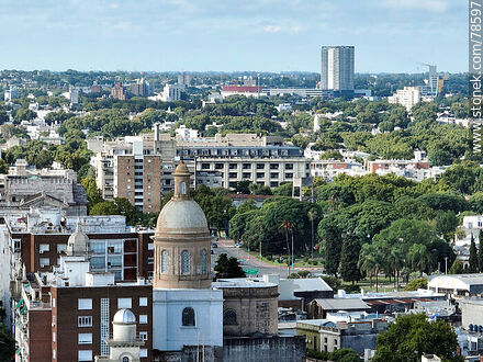 Vista aérea de la cúpula de la iglesia de la Aguada. Torre Nuevocentro - Departamento de Montevideo - URUGUAY. Foto No. 78597