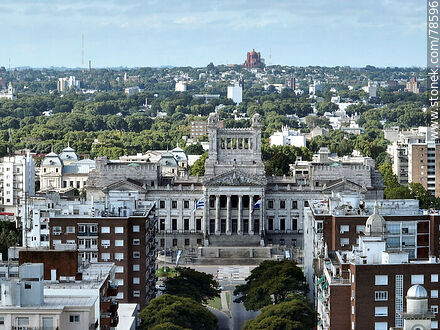 Vista aérea del Palacio Legislativo y la iglesia del Cerrito - Departamento de Montevideo - URUGUAY. Foto No. 78596