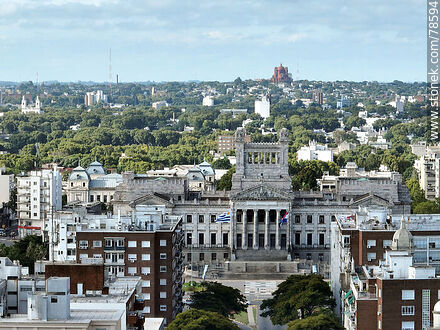Vista aérea del Palacio Legislativo y la iglesia del Cerrito - Departamento de Montevideo - URUGUAY. Foto No. 78594