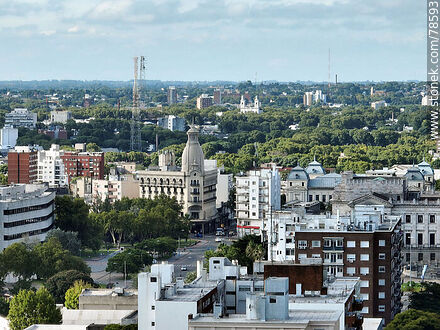 Vista aérea del barrio próximo al Palacio Legislativo - Departamento de Montevideo - URUGUAY. Foto No. 78593