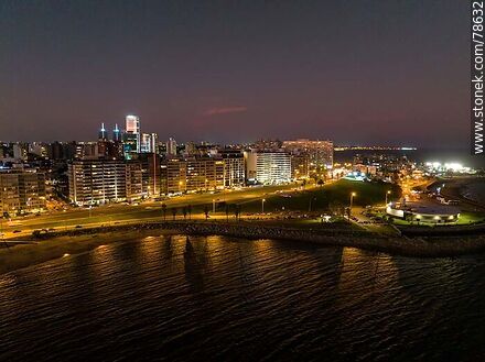 Vista aérea nocturna de Pocitos y Buceo sobre la costa al anochecer - Departamento de Montevideo - URUGUAY. Foto No. 78632