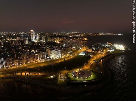 Vista aérea nocturna de Pocitos y Buceo sobre la costa al anochecer - Departamento de Montevideo - URUGUAY. Foto No. 78634