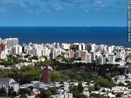 Vista aérea de la ciudad de Montevideo al Río de la Plata - Departamento de Montevideo - URUGUAY. Foto No. 78711