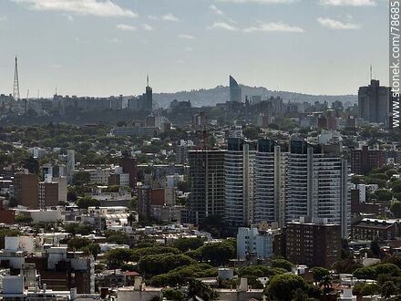 Vista aérea de Montevideo hacia el Cerro, torre de Antel, torres Diamantis - Departamento de Montevideo - URUGUAY. Foto No. 78685