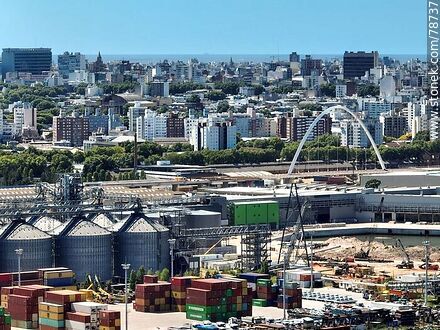 Foto aérea de un sector del puerto y la ciudad - Departamento de Montevideo - URUGUAY. Foto No. 78737