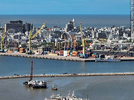 Foto aérea de la bahía de Montevideo, muelles del puerto y la Ciudad Vieja - Departamento de Montevideo - URUGUAY. Foto No. 78740