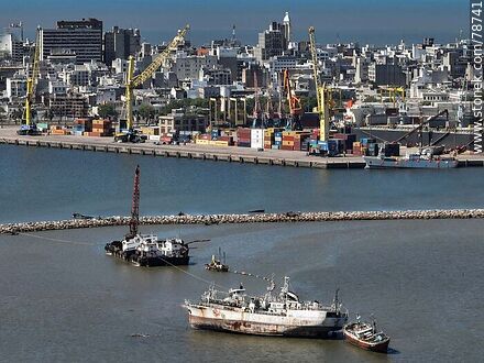 Foto aérea de la bahía de Montevideo, muelles del puerto y la Ciudad Vieja - Departamento de Montevideo - URUGUAY. Foto No. 78741
