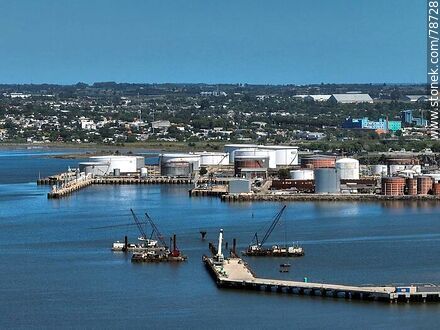 Foto aérea de la bahía de Montevideo. Muelles de Ancap - Departamento de Montevideo - URUGUAY. Foto No. 78728