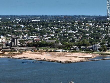 Foto aérea de la bahía de Montevideo. Construcción de la terminal pesquera en Capurro (2022) - Departamento de Montevideo - URUGUAY. Foto No. 78731