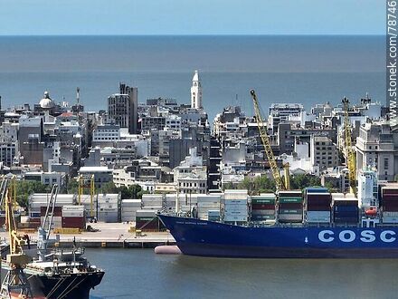 Foto aérea de la bahía de Montevideo. Barco de carga en el puerto - Departamento de Montevideo - URUGUAY. Foto No. 78746