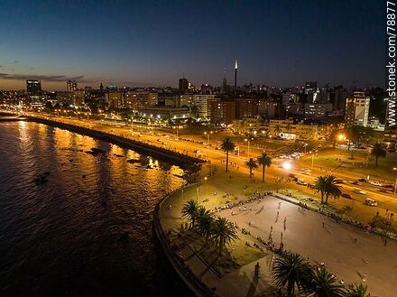 Aerial photo of the skating rink and the south promenade at nightfall. - Department of Montevideo - URUGUAY. Photo #78877