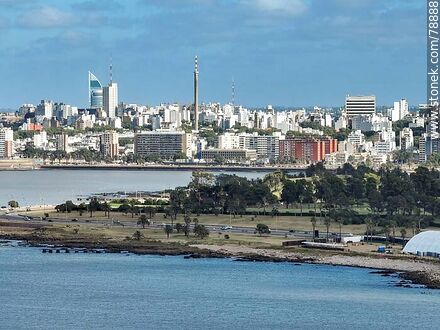 Foto aérea de la rambla Presidente Wilson y la ciudad de Montevideo - Departamento de Montevideo - URUGUAY. Foto No. 78888
