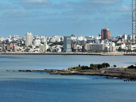 Foto aérea de la rambla Presidente Wilson y la ciudad de Montevideo - Departamento de Montevideo - URUGUAY. Foto No. 78890