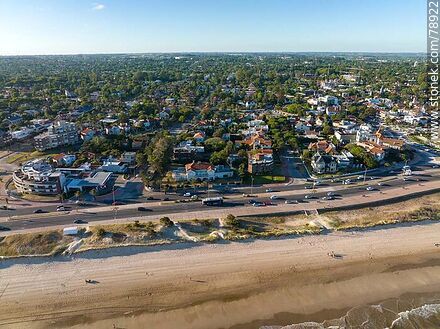 Foto aérea de la costa del barrio Carrasco - Departamento de Montevideo - URUGUAY. Foto No. 78922