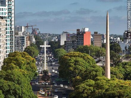 Foto aérea de Bulevar Artigas, el obelisco de los Constituyentes y la cruz del Papa - Departamento de Montevideo - URUGUAY. Foto No. 78981