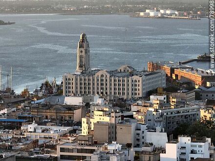 Vista aérea del Comando General de la Armada Nacional, la bahía. - Departamento de Montevideo - URUGUAY. Foto No. 78998