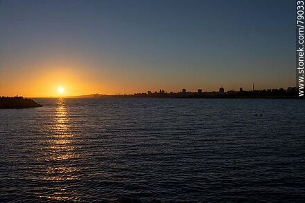 El sol poniente en el Río de la Plata - Departamento de Montevideo - URUGUAY. Foto No. 79033
