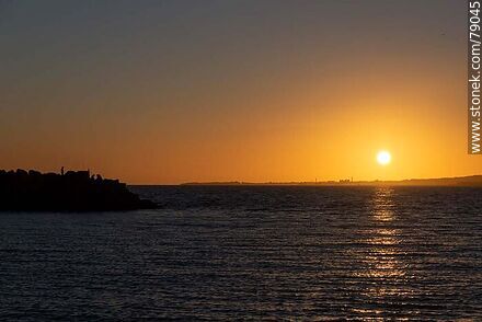 The setting sun on the Río de la Plata - Department of Montevideo - URUGUAY. Photo #79045