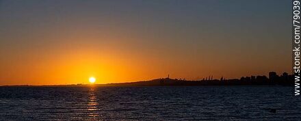 The setting sun on the Río de la Plata - Department of Montevideo - URUGUAY. Photo #79039