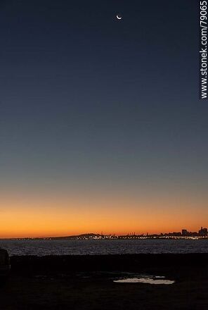 Luna nueva lejos del horizonte al atardecer - Departamento de Montevideo - URUGUAY. Foto No. 79065
