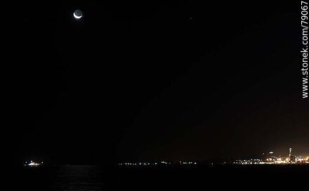 La luna nueva próxima a ocultarse debajo del mar - Departamento de Montevideo - URUGUAY. Foto No. 79067