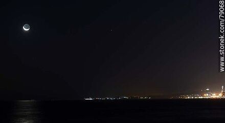 La luna nueva próxima a ocultarse debajo del mar - Departamento de Montevideo - URUGUAY. Foto No. 79068