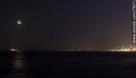 La luna nueva próxima a ocultarse debajo del mar - Departamento de Montevideo - URUGUAY. Foto No. 79071