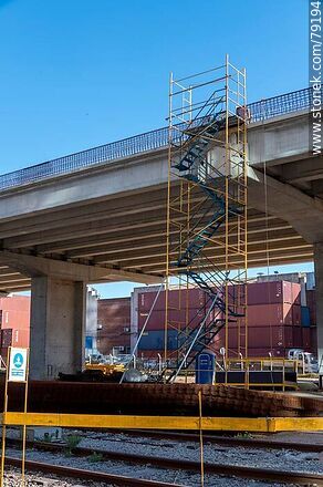 Construcción del viaducto sobre la rambla Sudamérica (2021) - Departamento de Montevideo - URUGUAY. Foto No. 79194