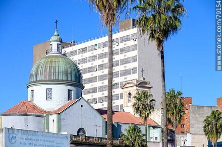 Cúpula de la iglesia de Lourdes y el Banco Central - Departamento de Montevideo - URUGUAY. Foto No. 79154