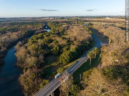 Vista aérea de la avenida Detour José Frade. Puente sobre el arroyo San Carlos - Departamento de Maldonado - URUGUAY. Foto No. 79370