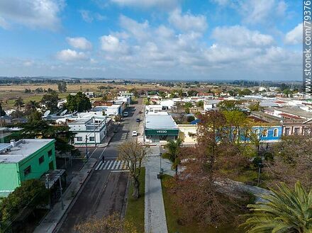 Vista aérea de la calle Juan Antonio Lavalleja - Departamento de Maldonado - URUGUAY. Foto No. 79376
