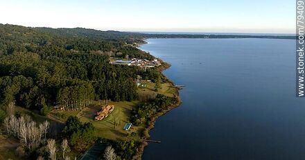 Foto aérea de residencias sobre la Laguna del Sauce - Department of Maldonado - URUGUAY. Photo #79409
