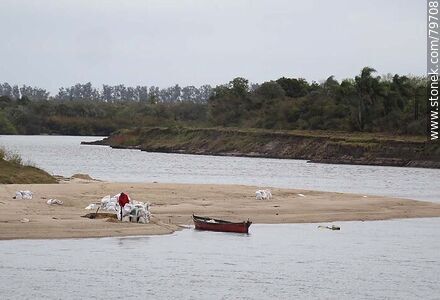 Embolsando arena del río Cabollatí - Departamento de Rocha - URUGUAY. Foto No. 79708