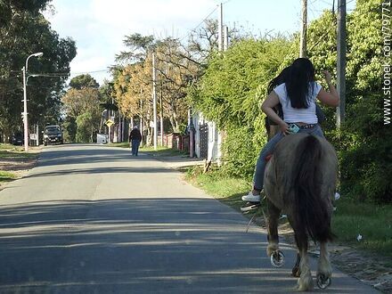 Celular a caballo - Departamento de Montevideo - URUGUAY. Foto No. 79771