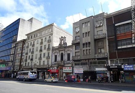 Edificios sobre la Av. 18 de Julio - Departamento de Montevideo - URUGUAY. Foto No. 79825