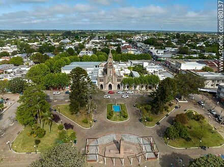 Vista aérea de la plaza y la iglesia de La Paz - Departamento de Canelones - URUGUAY. Foto No. 80137