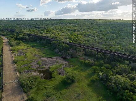 Vista aérea del puente ferroviario y camino vecinal sobre el arroyo Cuaró Grande - Departamento de Artigas - URUGUAY. Foto No. 80171